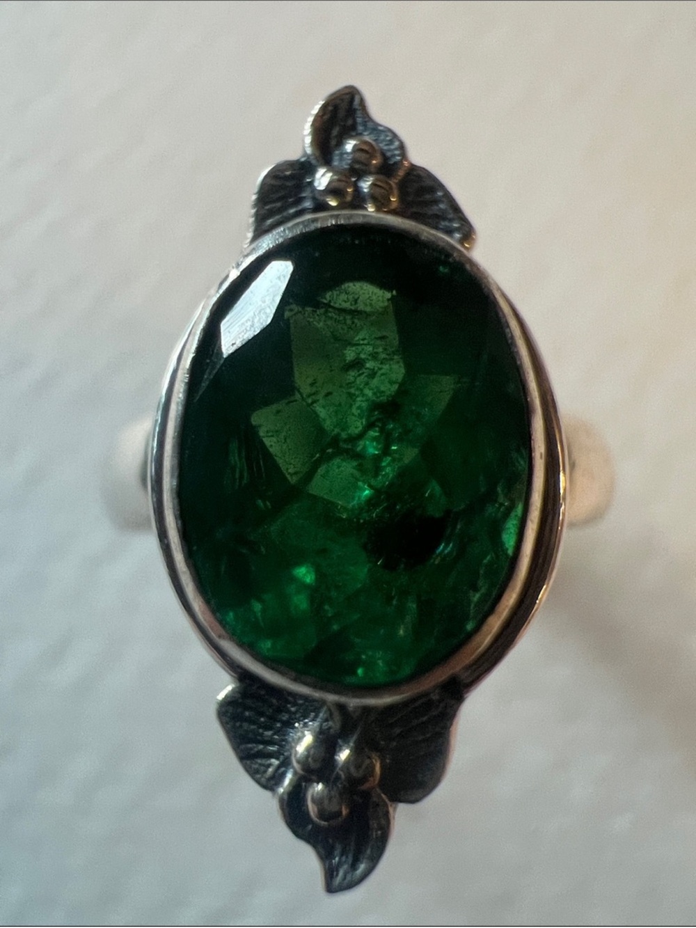 Deep Green Oval Gemstone Sterling
Style Floral Ring size 5